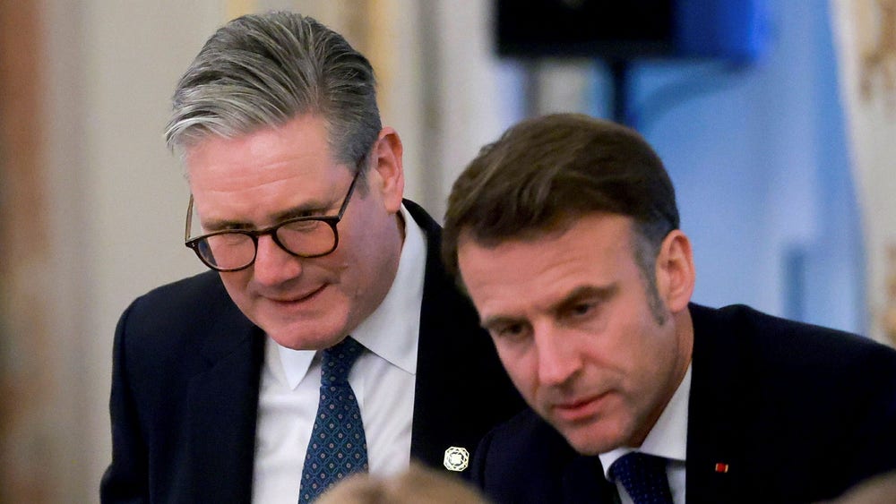 Macron och Starmer på väg till Vita huset​​
