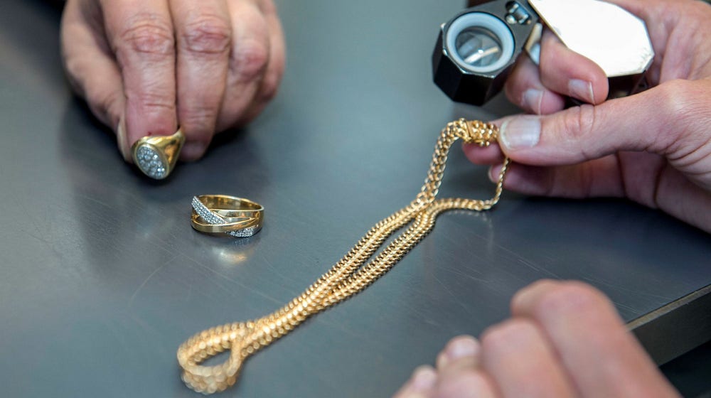 Rusch till pantbanken efter rekordpriser på guld​​