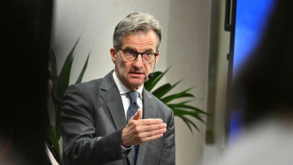 Riksbankschefen: Rusta betalsystemen för krig​​