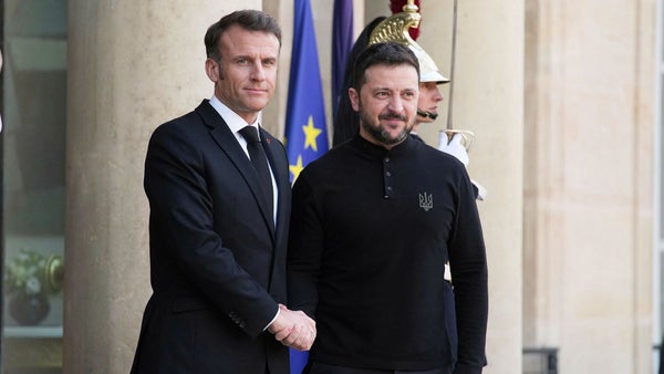 Macron: Europeisk styrka kan svara på rysk attack​​