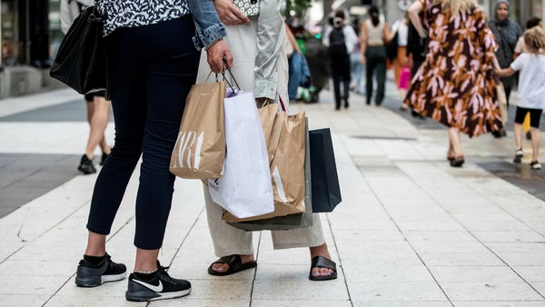 Svenskarna köpte skor inför våren​​