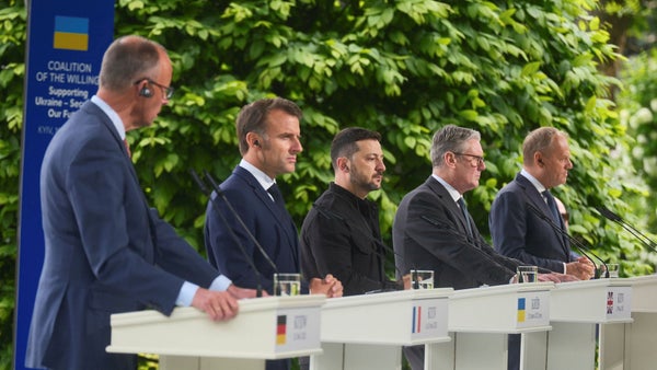 Kreml ska överväga krav om vapenvila från måndag​​
