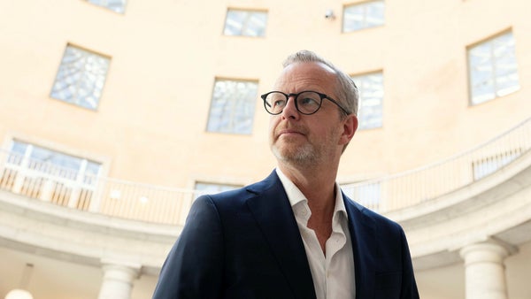 Damberg lovar S-offensiv – men avfärdar vänstersväng​​