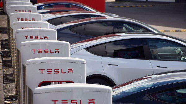Teslas försäljning i Europa mer än halverad​​