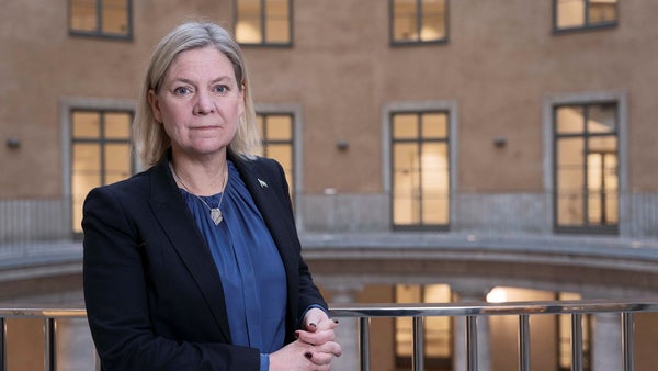Hon blåser bort i vänstervinden​​
