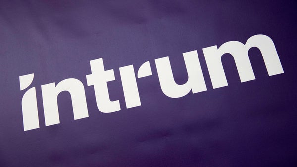 Intrum-chefen köper aktier för 2,1 Mkr​​