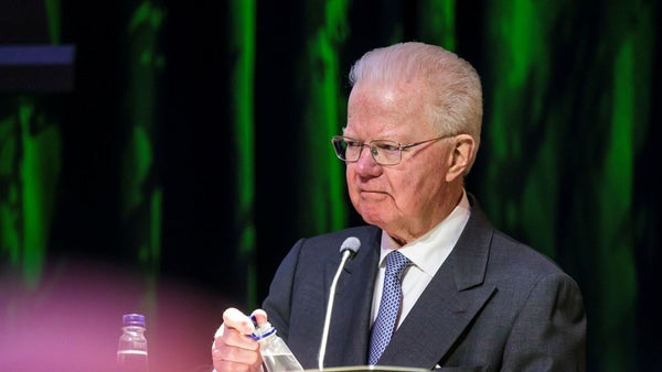 Proffsen: Osannolikt att knoppa av i Lundbergbolaget​​