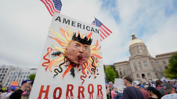 Landsomfattande protester mot ”kung” Trump​​