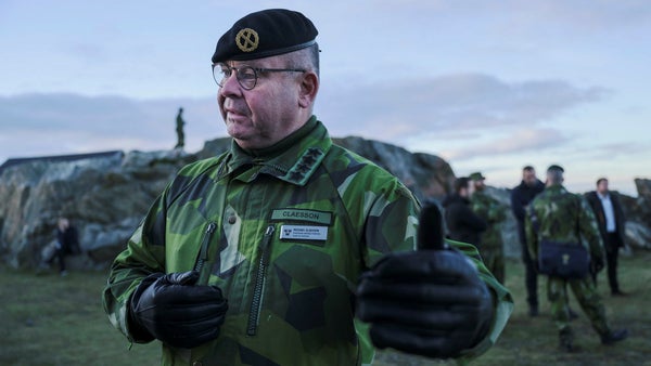 Lyssna på ÖB – rusta försvaret på rätt sätt​​