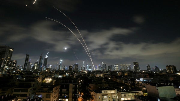 Israel fortsätter bomba Iran – Trump tvekar​​