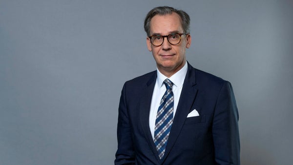 Dousas närmsta medarbetare lämnar​​
