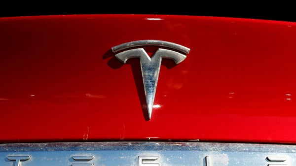Europeiska bilaktier faller efter Teslas bråkras​​