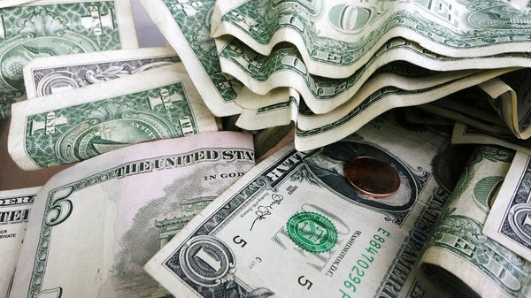 Kronan tappar mot dollarn och euron​​