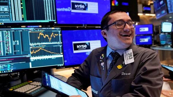 Wall Street svagt uppåt – Verizon rapportlyfter​​