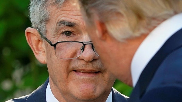 Trump trappar upp attack mot Powell – ska besöka Fed​​