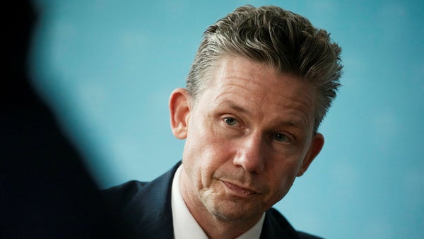 Sveriges försvarsminister öppnar för ukrainsk försvarstillverkning​​