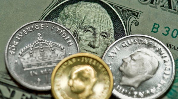 Kronan stärks mot både dollarn och euron​​