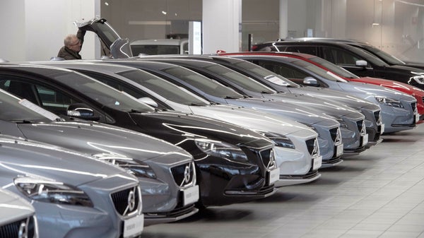 Nybilsförsäljningen har ökat – men inte för Tesla​​