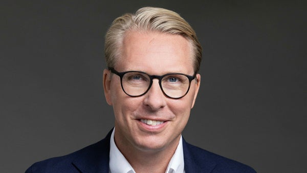 Emilshus ökar intäkterna och höjer prognosen​​