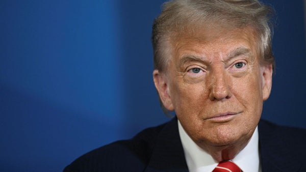 Trumps budget godkänd efter politiskt drama​​