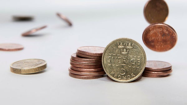 Dollarn närmar sig treårslägsta mot kronan​​