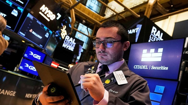 Wall Street öppnar nedåt – Tesla tappar​​