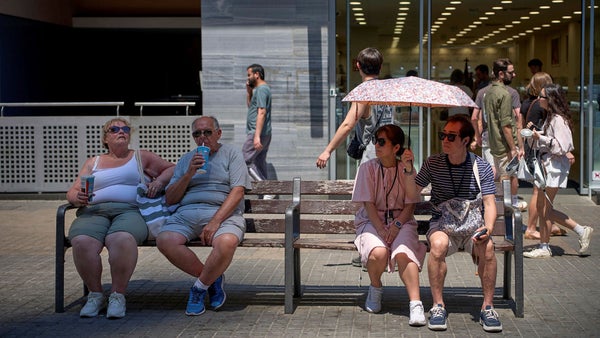 Vattenkrig och is – extremhetta lamslår delar av Europa​​