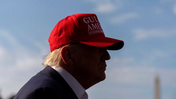 Trump hyllar kontroversiella ”Alligator Alcatraz”​​